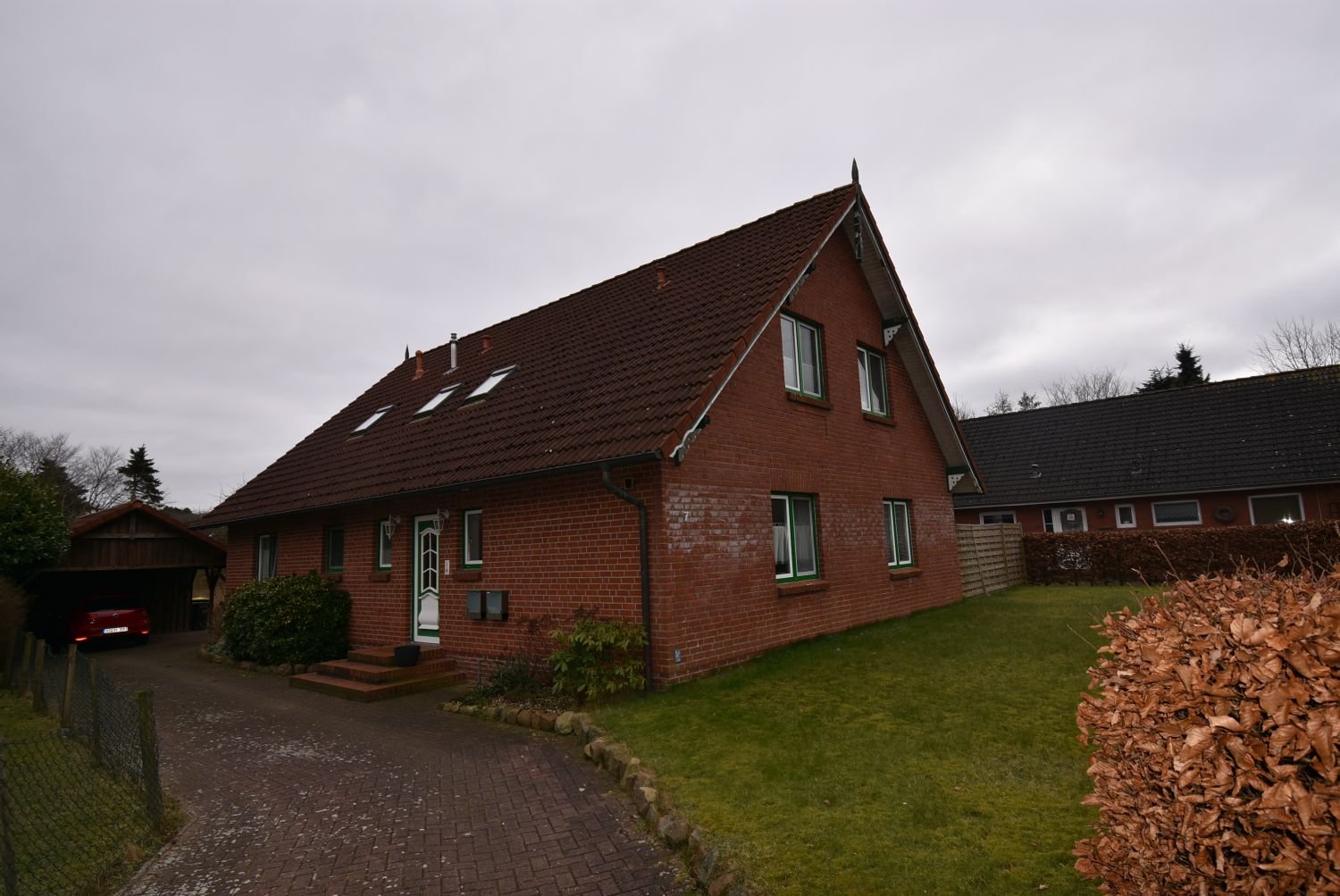 ~~ Gut geschnittene Dachgeschoss-Wohnung~~