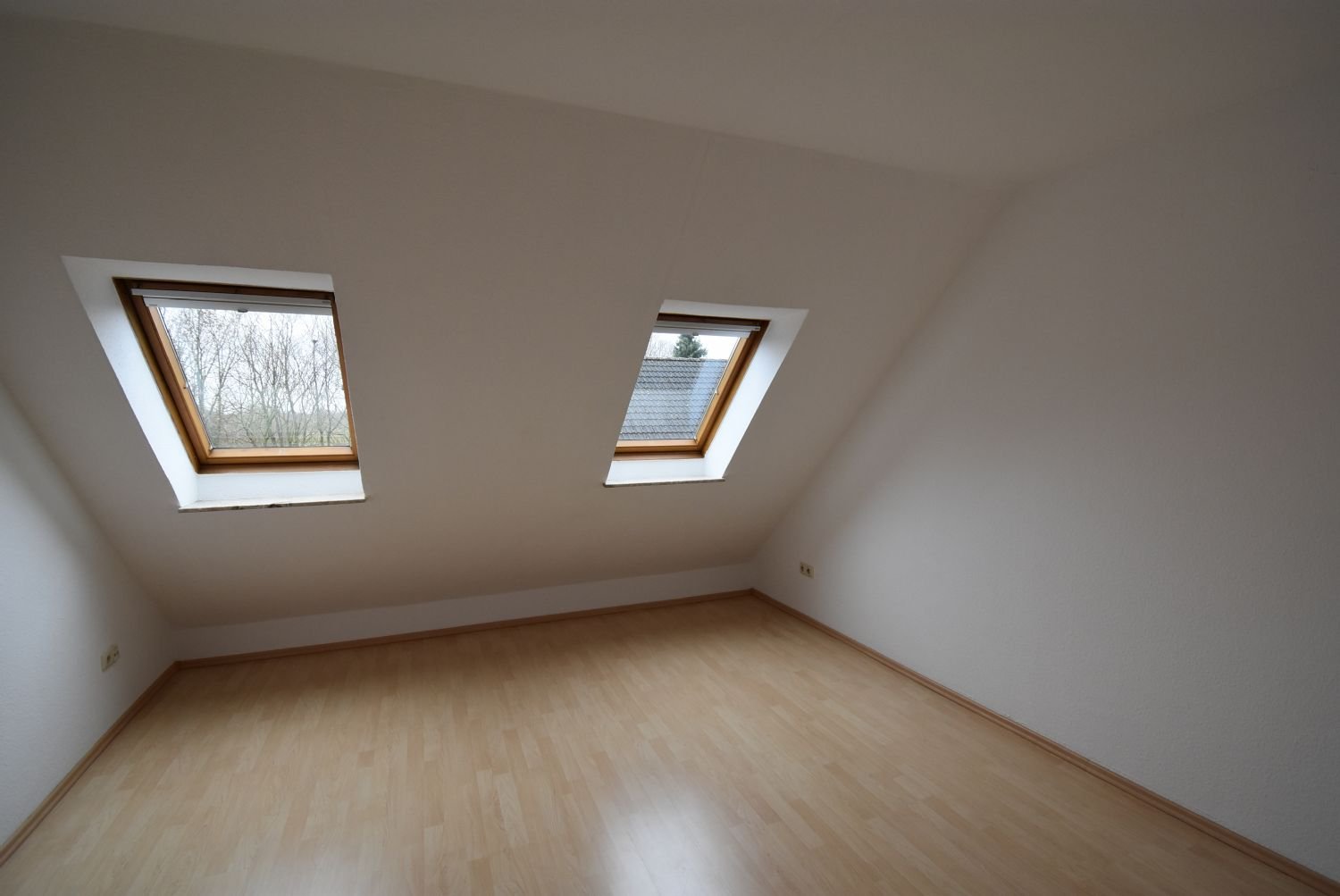 ~~ Gut geschnittene Dachgeschoss-Wohnung~~