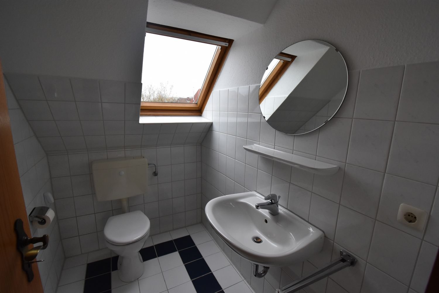 ~~ Gut geschnittene Dachgeschoss-Wohnung~~