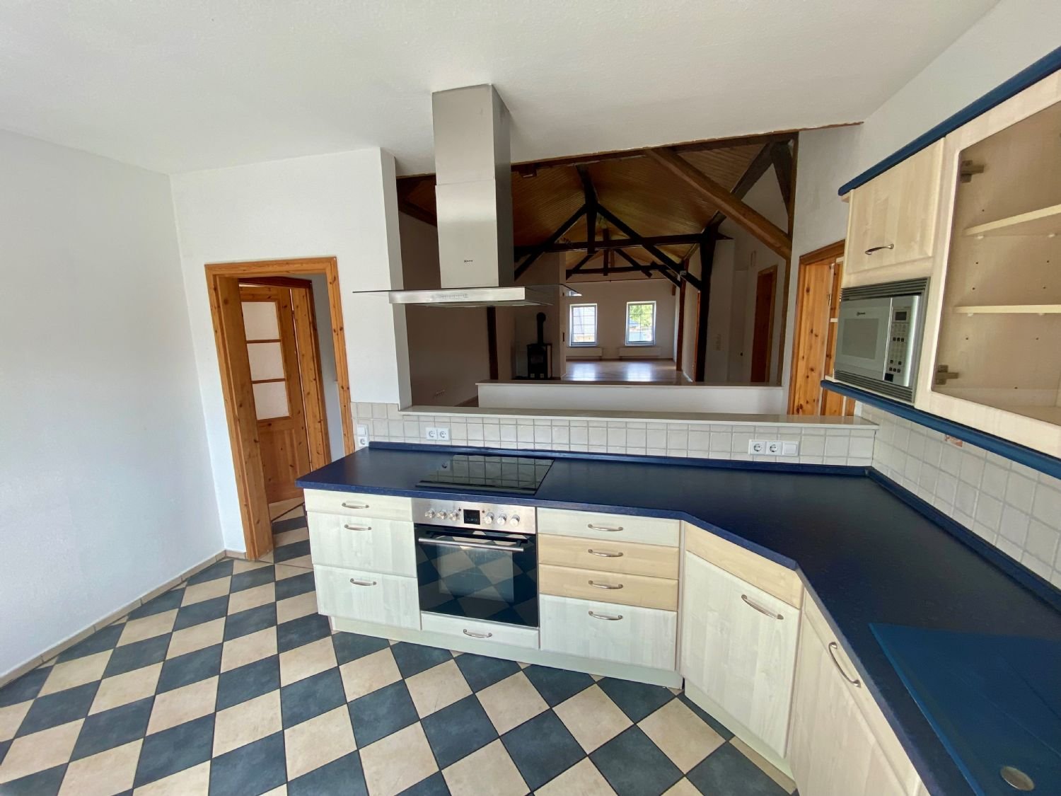 ~~Großzügig geschnittene, kinderfreundliche, 6-Zimmer Wohnung mit Gartennutzung~~