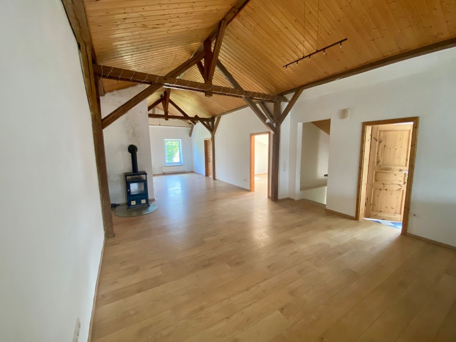 ~~Großzügig geschnittene, kinderfreundliche, 6-Zimmer Wohnung mit Gartennutzung~~