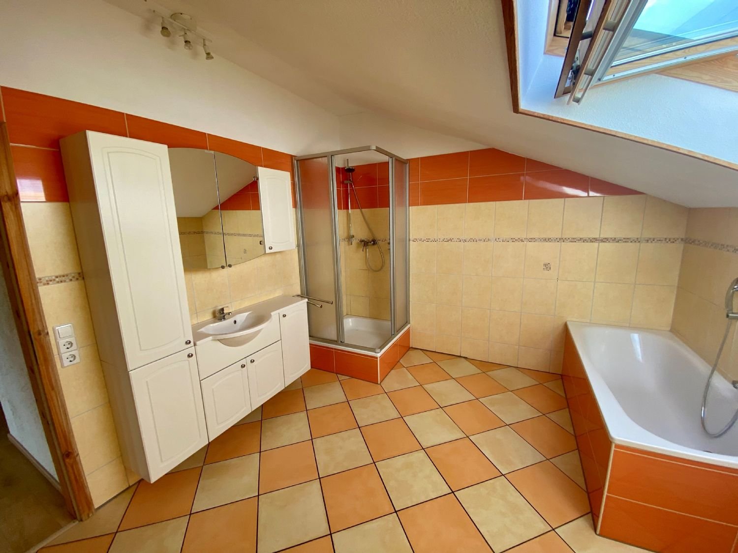 ~~Großzügig geschnittene, kinderfreundliche, 6-Zimmer Wohnung mit Gartennutzung~~