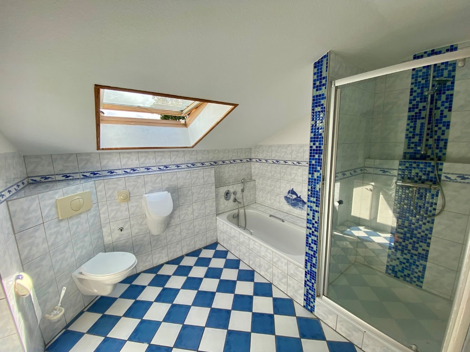 ~~Großzügig geschnittene, kinderfreundliche, 6-Zimmer Wohnung mit Gartennutzung~~