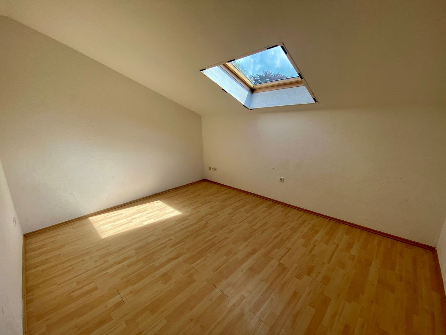 ~~Großzügig geschnittene, kinderfreundliche, 6-Zimmer Wohnung mit Gartennutzung~~