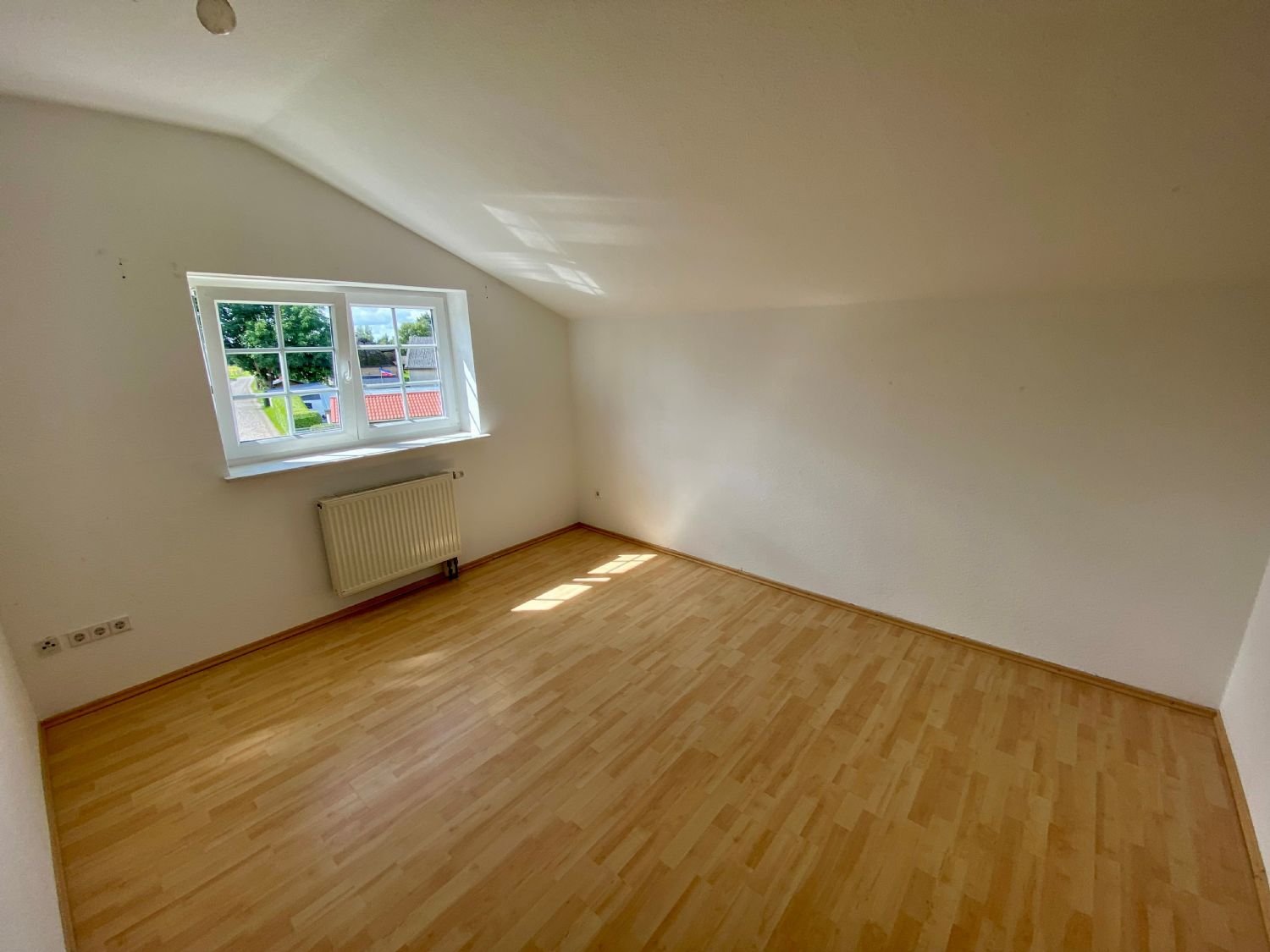 ~~Großzügig geschnittene, kinderfreundliche, 6-Zimmer Wohnung mit Gartennutzung~~