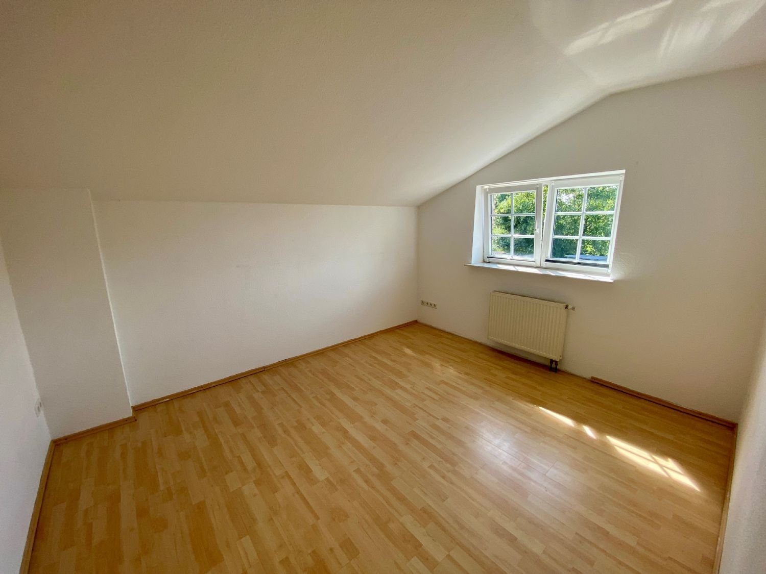 ~~Großzügig geschnittene, kinderfreundliche, 6-Zimmer Wohnung mit Gartennutzung~~