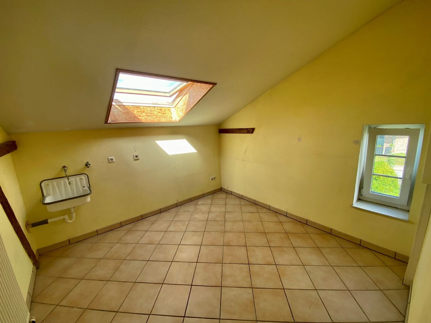 ~~Großzügig geschnittene, kinderfreundliche, 6-Zimmer Wohnung mit Gartennutzung~~