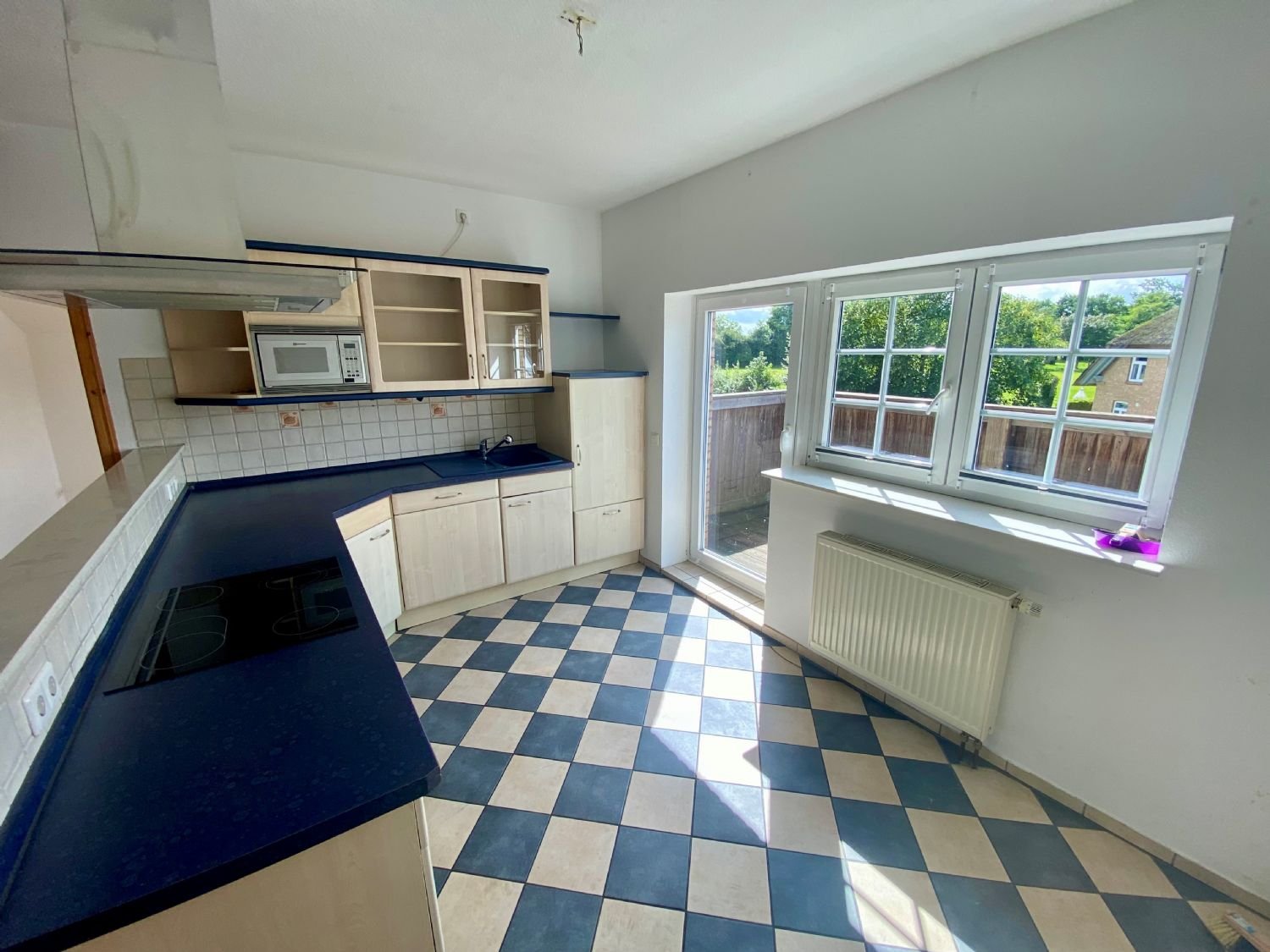Küche mit Ausgang zum Balkon Küche mit Ausgang zum Balkon
