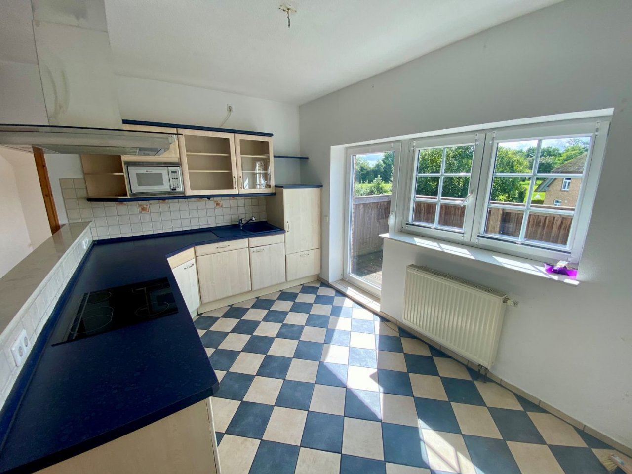 Küche mit Ausgang zum Balkon Küche mit Ausgang zum Balkon