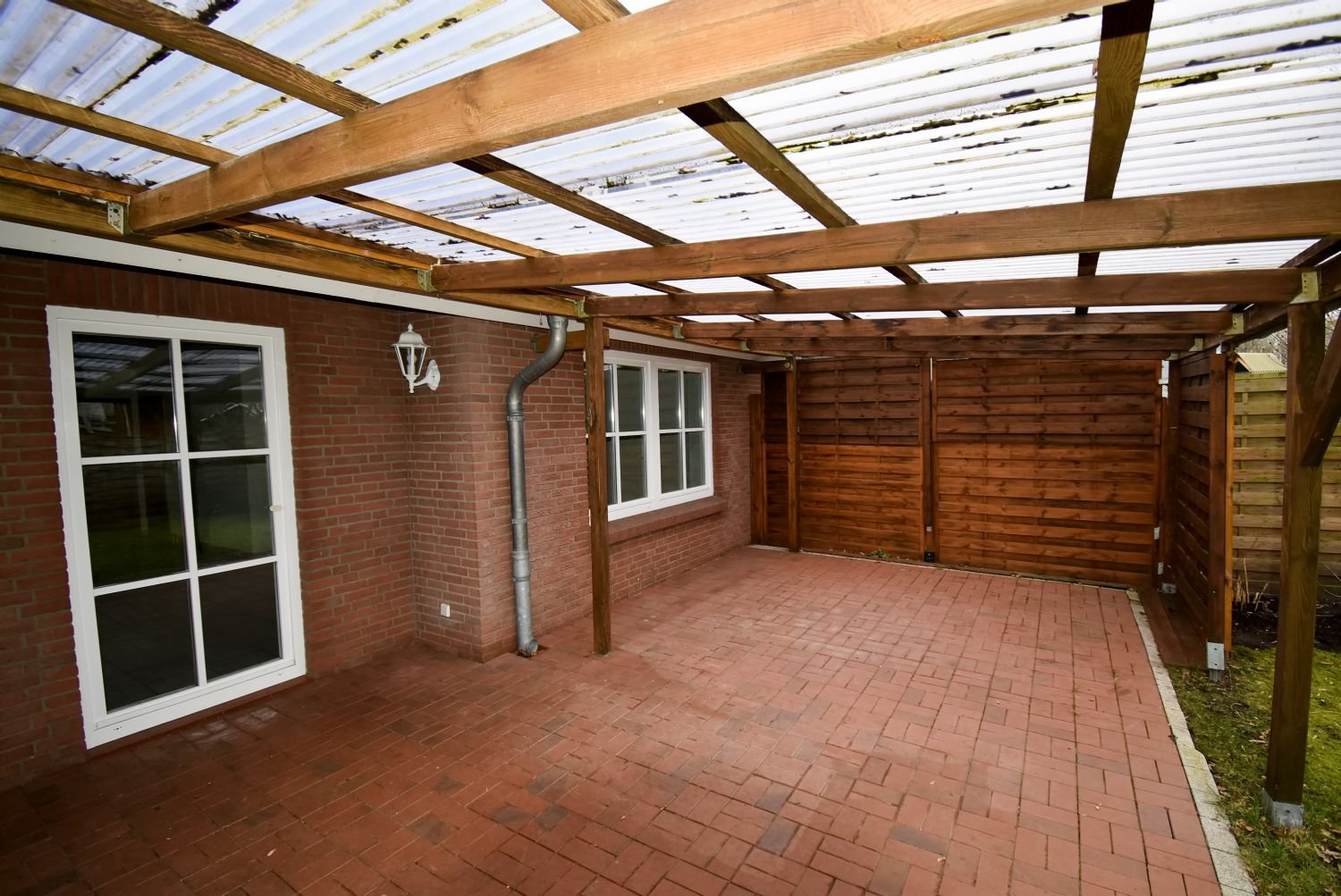 überdachte Terrasse am Wohnzimmer