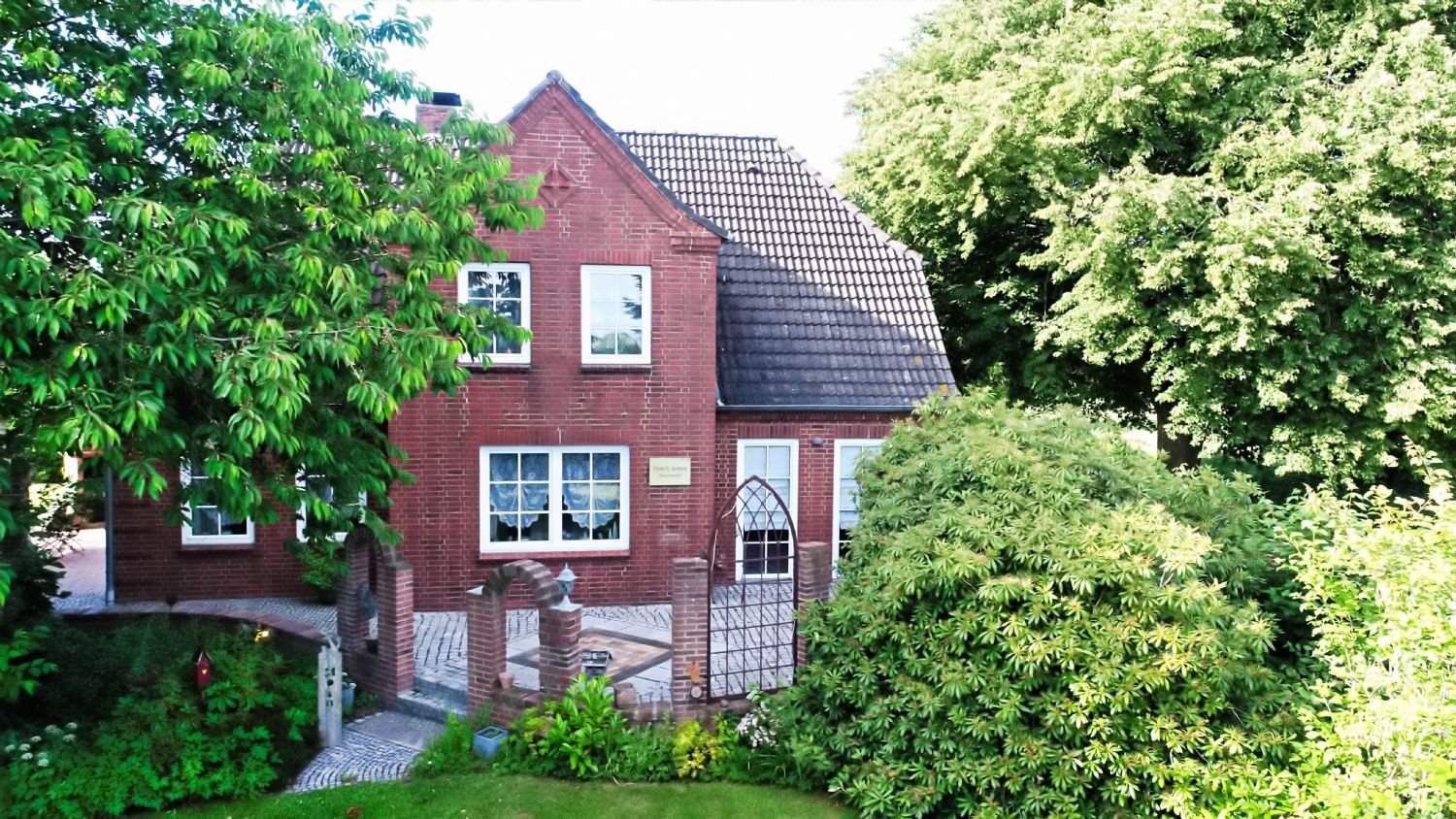 Blick vom Garten auf das Haus